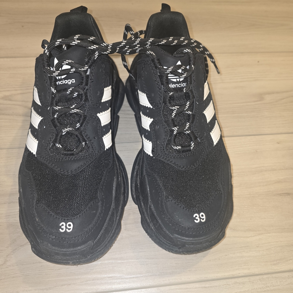 Balenciaga Men's Black and White Sneakers - Picture 2 of 6